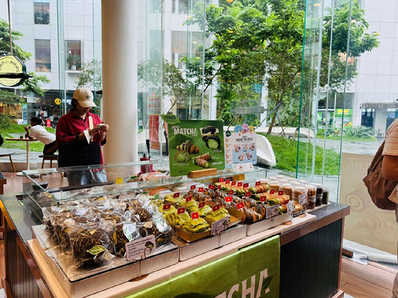 베트남 뚜레쥬르 매장서 판매하고 있는 말차 제품들. [사진=CJ푸드빌]