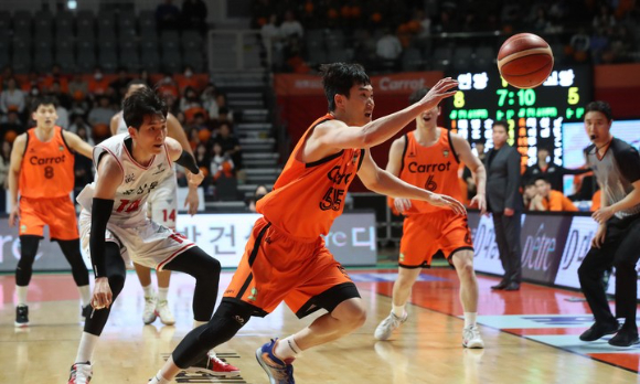 남자프로농구 고양 데이원이 KBL 회원사에서 제명됐다. 사진은 2022-23시즌 프로농구 플레이오프 4차전 고양 캐롯 점퍼스와 안양 KGC 인삼공사의 경기 도중 고양 김진유가 루즈볼을 걷어내기 위해 몸을 날리고 있다. [사진=뉴시스]