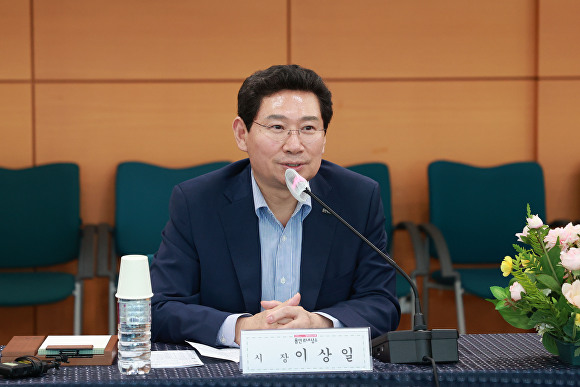 이상일 용인시장이 지난 27일 강원도 속초시와의 자매결연식에서 인사말을 하고 있다. [사진=용인시]