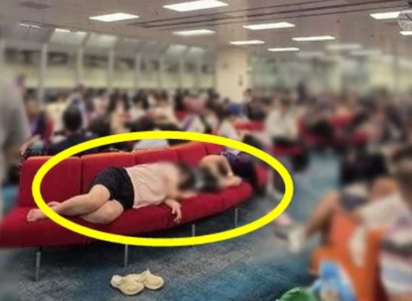  싱가포르 공항에서 한국인 모녀가 공용 의자 여러 개를 차지한 채 누워 있는 모습이 포착돼 논란을 빚었다. 사진은 해당 모녀. [사진=온라인 커뮤니티]