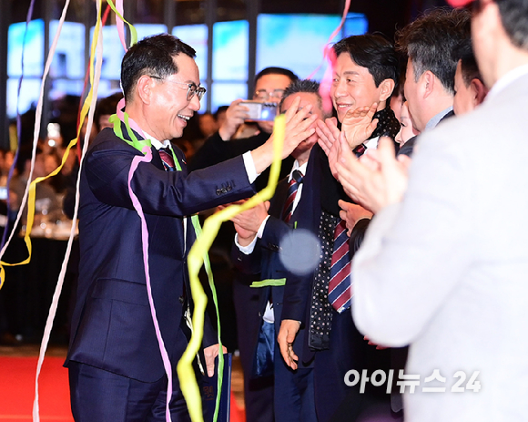 나명석 신임 한국프랜차이즈산업협회장(웰빙푸드 회장)이 19일 오후 서울 여의도 콘래드 서울 그랜드볼룸에서 열린 한국프랜차이즈산업협회 협회장 이&middot;취임식 및 비전 선포식에서 입장하고 있다. [사진=정소희 기자]