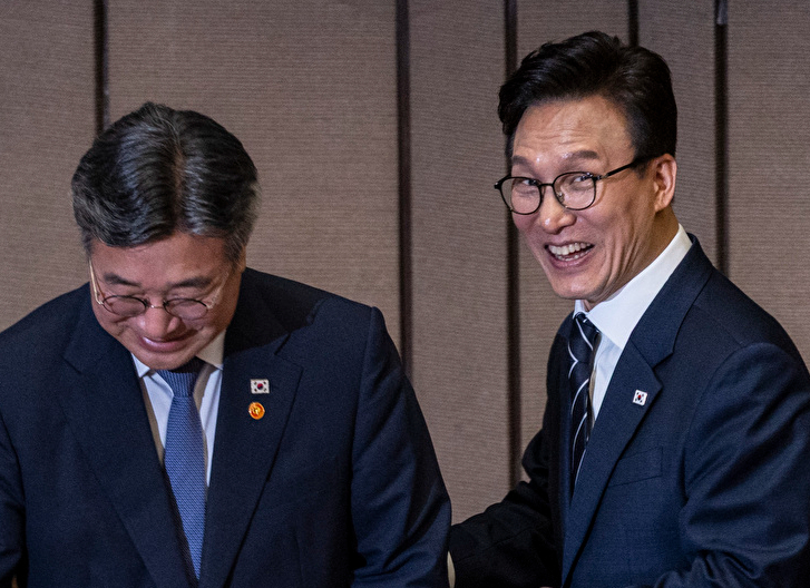 더불어민주당 김민석 대표(오른쪽)과 윤호중 행정안전부 장관이 3일 국회에서 열린 제439회 국회 정기회 2차 본회의에서 만나 대화하기 위해 자리에 앉고 있다. 2026.9.3 [사진=연합뉴스]