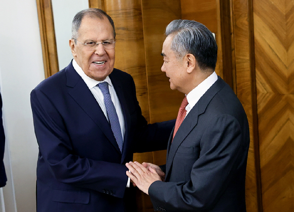 지난달 2일 모스크바에서 세르게이 라브로프 러시아 외무장관(왼쪽)이 왕이 중국 외교부장과 만나 악수하고 있다. [사진=EPA 연합뉴스]