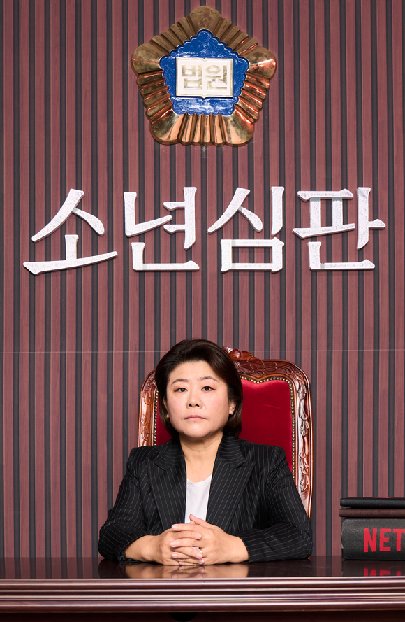 배우 이정은이 22일 온라인으로 진행된 넷플릭스 드라마 '소년심판' 제작발표회에 참석해 포즈를 취하고 있다. [사진=넷플릭스]