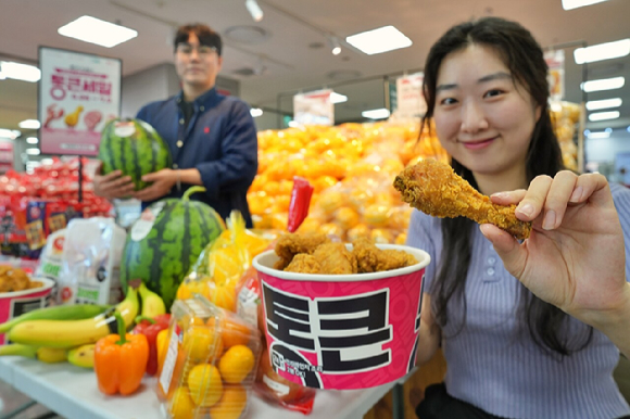 모델이 롯데마트 '통큰세일' 할인 품목을 소개하고 있다. [사진=롯데마트]