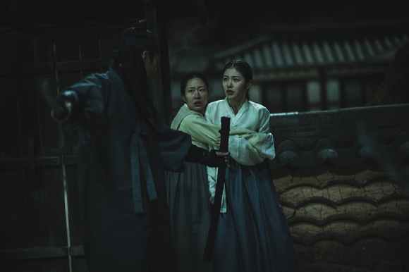 배우 로운이 디즈니+ '탁류'에서 열연하고 있다. [사진=월트디즈니 컴퍼니 코리아]