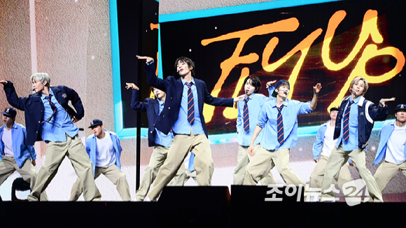 그룹 라이즈가 19일 오전 서울 용산구 블루스퀘어에서 열린 라이즈(RIIZE) 첫 정규 'ODYSSEY(오디세이)' 쇼케이스에 참석해 타이틀곡 '플라이 업' 무대를 선보이고 있다. [사진=정소희 기자]