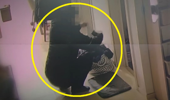 관리소 직원이 빈집에 누수확인 차 방문하더니 빨래통을 뒤진 장면이 홈캠에 찍혔다. [사진=JTBC '사건반장']