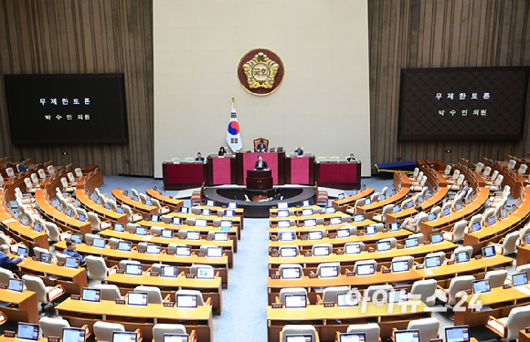 25일 서울 여의도 국회에서 열린 제429회국회(정기회) 제9차 본회의에서 박수민 국민의힘 의원이 정부조직법 일부개정법률안(대안)에 대한 무제한 토론(필리버스터)을 하고 있다. [사진=정소희 기자]