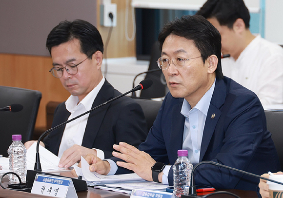 권대영 금융위원회 부위원장이 3일 오전 서울 종로구 정부서울청사에서 개최한 미국 관세대응 정책금융-금융지주 간담회에서 미국 정부의 상호관세, 품목과세 부과에 따른 우리 기업의 피해를 최소화할 금융업계의 대응방안을 논의했다. [사진=금융위원회]
