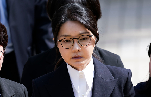윤석열 전 대통령 부인 김건희 씨가 지난 12일 오후 서울 서초구 서울중앙지방법원에서 열린 구속 전 피의자 심문(영장실질심사)을 마치고 법원을 나서고 있다. [사진=사진공동취재단]