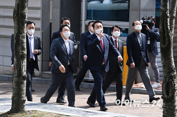 윤석열 대통령 당선인이 16일 오후 서울 종로구 통의동에 위치한 한 식당에서 점심 식사를 마친 후 안철수 인수위원장, 권영세 인수위 부위원장, 원희룡 기획위원장 등과 함께 산책을 하고 있다. [사진=김성진 기자]