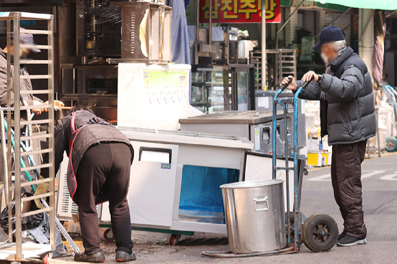 퇴직 후 자영업을 시작한 50세 이상의 절반 가까이는 소득이 최저임금에도 못 미치는 것으로 나타났다. 사진은 지난10일 서울 중구 황학동 주방거리의 한 매장 모습. [사진=연합뉴스]