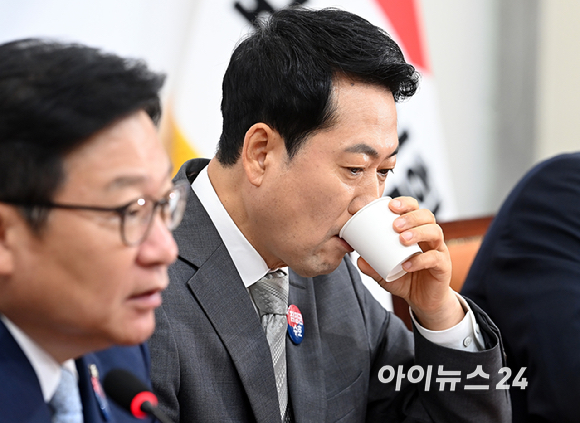 장동혁 국민의힘 당대표가 13일 서울 여의도 국회에서 열린 최고위원회의에서 물을 마시고 있다. [사진=곽영래 기자]