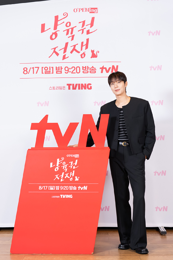 그룹 하이라이트 윤두준이 지난 11일 오후 온라인 생중계로 진행된 tvN 'O&rsquo;PENing(오프닝) 2025' 스페셜 토크에 참석해 포즈를 취하고 있다. [사진=CJ ENM]