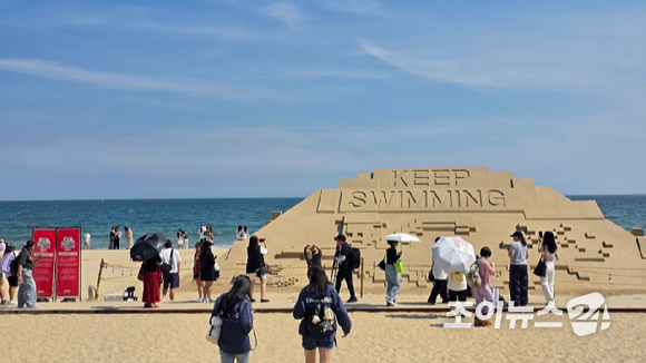 12일 부산시 해운대구 해운대 해수욕장에서 열린 'BTS 더 시티 아리랑 부산' 오프라인 액티비티 '러브 송 라운지', '러브 쿼터' 현장 이미지. [사진=정지원 기자]