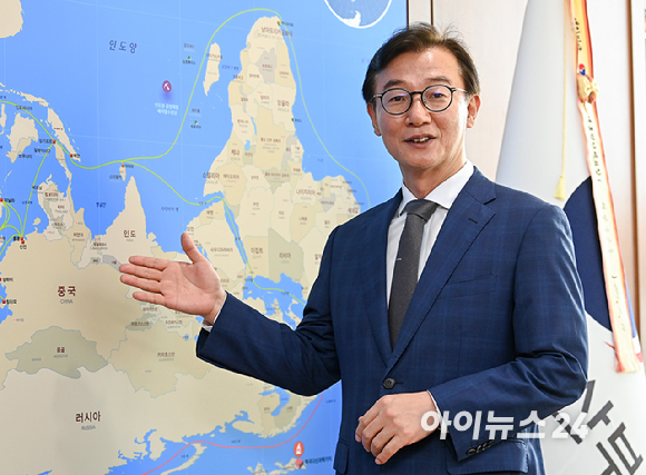 전재수 해양수산부 장관이 정부세종청사에서 아이뉴스24와 인터뷰한 뒤 포즈를 잡고 있다. [사진=곽영래 기자]