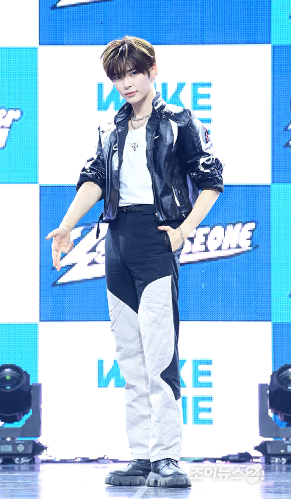 그룹 제로베이스원 성한빈이 1일 오후 서울 용산구 한남 블루스퀘어에서 열린 제로베이스원(ZEROBASEONE) 정규 1집 '네버 세이 네버(NEVER SAY NEVER)' 쇼케이스에 참석하고 있다. [사진=정소희 기자]