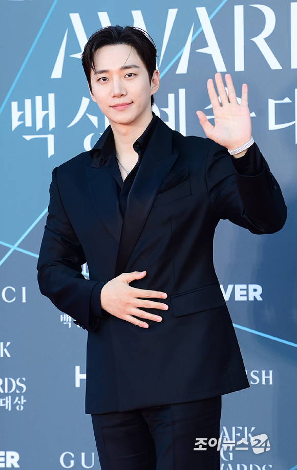 배우 이준호가 8일 오후 서울 강남구 삼성동 코엑스 동문 앞 야외광장에서 열린 '제62회 백상예술대상 with 구찌' 시상식에 앞서 레드카펫 행사에 참석하고 있다. [사진=정소희 기자]