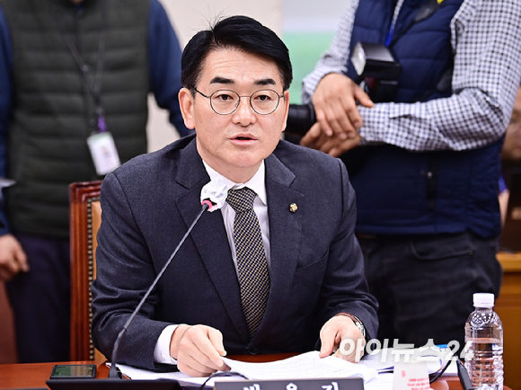 박용진 더불어민주당 의원이 지난 15일 오전 서울 여의도 국회에서 열린 인사청문회에서 박성재 법무부 장관 후보자가에게 질의하고 있다.