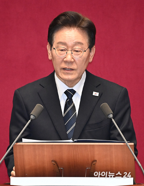 이재명 대통령이 2일 서울 여의도 국회 본회의장에서 중동 사태 대응 등을 위한 추가경정예산안에 대한 시정연설을 하고 있다. [사진=곽영래 기자]