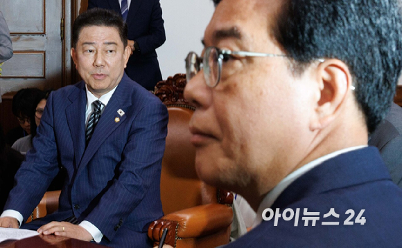 우원식 국회의장이 24일 오전 서울 여의도 국회에서 김병기 당대표 직무대행 겸 원내대표와 송언석 국민의힘 원내대표와 대화하고 있다. [사진=곽영래 기자]