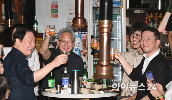 젠슨 황 엔비디아 최고경영자(CEO)가 5일 서울 마포구 서교동의 한 고깃집에서 최태원 SK회장, 구광모 LG회장, 이해진 네이버 의장과 삼겹살 회동을 하고 있다. [사진=곽영래 기자]