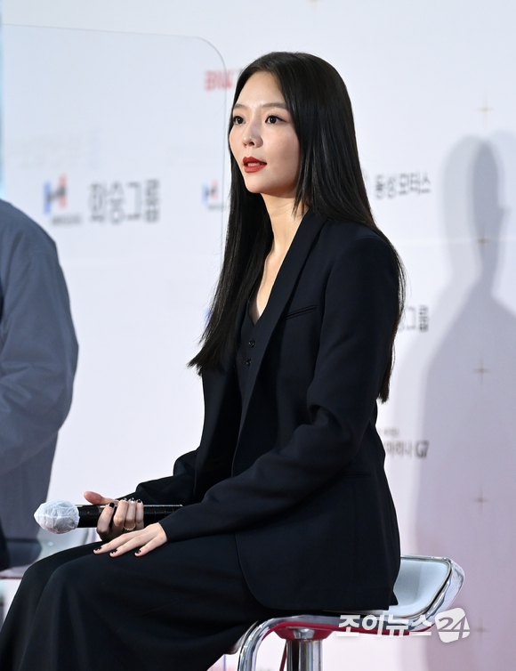 배우 이솜이 7일 오후 부산 해운대구 벡스코 오디토리움에서 열린 '2021 부일영화상' 레드카펫에 참석해 포즈를 취하고 있다.