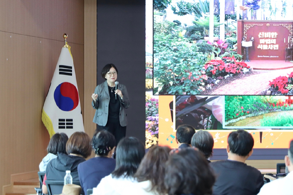 지난 11일 국립세종수목원에서 한국수목원정원관리원 이유미 사업이사가 정원전문관리사 수강생 대상으로 교육을 진행하고 있다. [사진=한국수목원정원관리원/산림청]