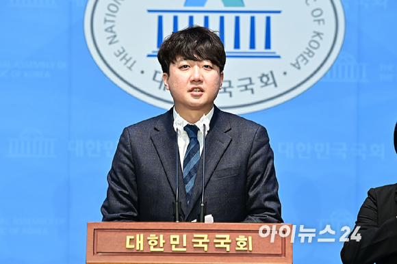 '국정기조를 바꿔달라'고 윤석열 대통령에게 항의하던 강성희 진보당 의원(전주시을)이 끌려 나간 일에 대해 이준석 전 국민의힘 대표가 지난 18일 자신의 페이스북에 "과도한 경호"라고 비판했다. 사진은 이 전 대표가 지난 8일 오전 서울 여의도 국회 소통관에서 개혁신당 정강 정책 관련 기자회견을 하고 있는 모습. [사진=곽영래 기자]