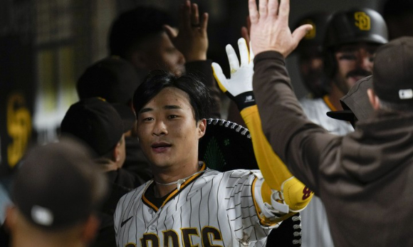 MLB 샌디에이고에서 뛰고 있는 김하성이 2일(한국시간) 열린 신시내티와 홈 경기에서 5회말 승부를 뒤집는 3점 홈런을 친 뒤 덕아웃에서 팀 동료들과 기쁨을 나누고 있다. [사진=뉴시스]