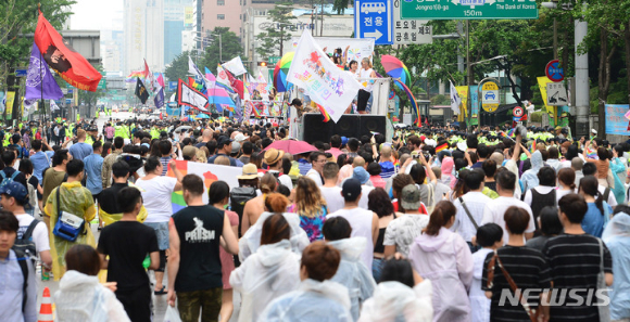 지난 2017년 7월15일 오후 서울 중구 서울시청 앞 서울광장을 출발한 '제18회 퀴어문화축제' 참가자들이 을지로 방향으로 행진하고 있다. 본 기사와 무관한 사진.  [사진=뉴시스]