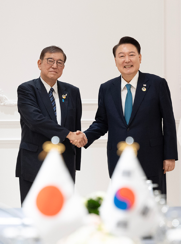 윤석열 대통령이 10일(현지시간) 라오스 비엔티안의 한 호텔에서 열린 한일 정상회담에서 이시바 시게루 일본 신임 총리와 악수하고 있다. 2024.10.10 [사진=연합뉴스]