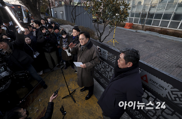 우원식 국회의장이 3일 서울 여의도 국회에서 열린 ‘그날 12.3 다크투어’에서 직접 도슨트로 나서 시민들에게 월담한 곳을 안내하고 있다. [사진=곽영래 기자]