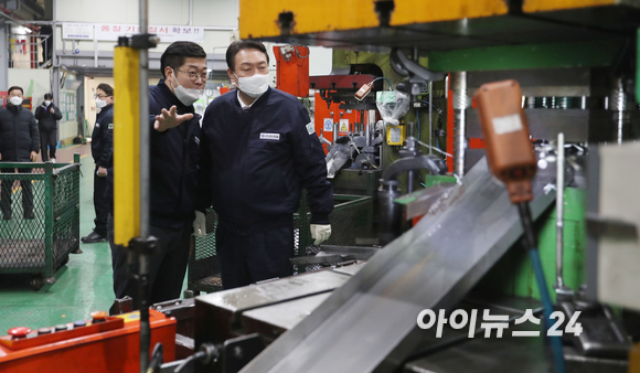 윤석열 국민의힘 대선후보가 중소기업 경영 및 근로환경 개선 현장 방문을 위해 10일 인천 남동공단 경우정밀을 찾은 가운데 공장 관계자와 현장을 둘러보고 있다. [사진=국회사진취재단]