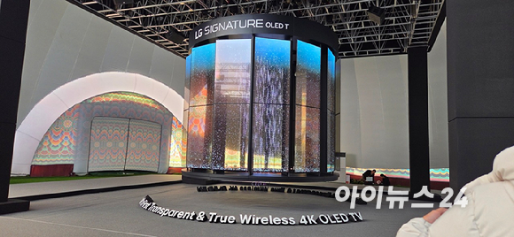 최태원 SK그룹 회장이 28일 APEC CEO 서밋 부대행사로 진행되는 'K-테크 쇼케이스' 부스를 둘러보고 있다. [사진=최란 기자]