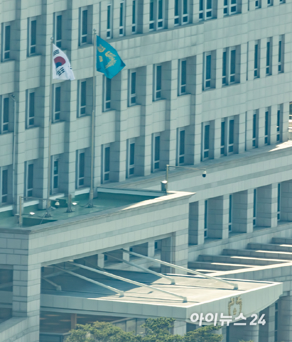 이재명 제21대 대통령의 임기가 시작된 4일 서울 용산구 대통령실 청사에서 관계자들이 봉황기를 게양하고 있다. [사진=사진공동취재단]