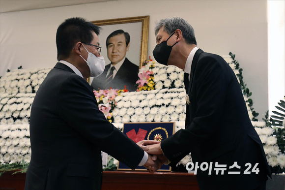 박지원 국가정보원장이 29일 서울 종로구 서울대병원 장례식장에서 마련된 故 노태우 전 대통령 빈소에서 조문을 하고 있다.[사진=사진공동취재단]