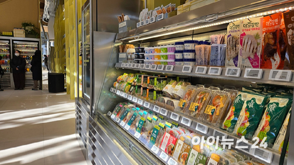 29일 서울 광화문 디타워 CJ올리브영 웰니스 플랫폼 '올리브베러' 1호점에서 열린 론칭 미디어데이 행사에서 취재진과 관계자들이 매장을 살펴보고 있다. [사진=진광찬 기자]