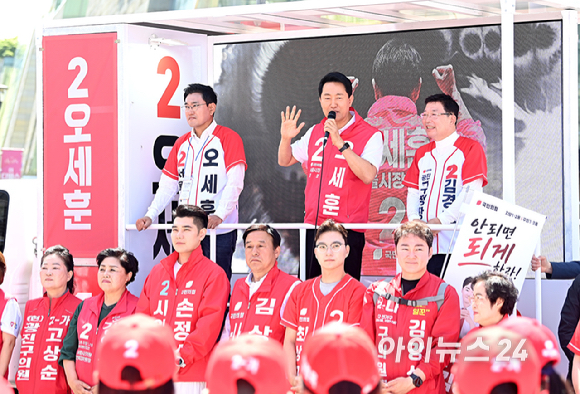 오세훈 국민의힘 서울시장 후보가 22일 서울 광진구 건대입구 롯데백화점 앞에서 지지를 호소를 하고 있다. [사진=곽영래 기자]