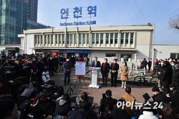 윤석열 국민의힘 대선 후보가 10일 오전 인천역 앞 광장에서 산업화&middot;교역일번지 인천지역 공약 발표를 마친 후 시민들과 인사를 하고 있다. [사진=김성진 기자]