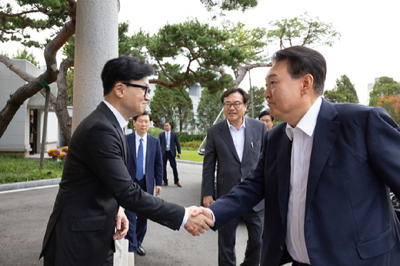 윤석열 대통령이 21일 서울 용산 대통령실에서 국민의힘 한동훈 대표를 만나 악수하고 있다. 2024.10.21 [사진=대통령실]