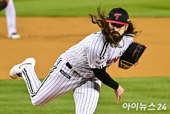 13일 오후 서울 잠실야구장에서 열린 '2023 KBO 포스트시즌' LG 트윈스와 KT 위즈의 한국시리즈 5차전 경기가 열렸다. 1회초 LG 켈리가 역투하고 있다. [사진=곽영래 기자]