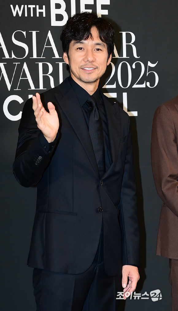 '디어 스트레인저' 배우 니시지마 히테토시가 18일 부산 해운대구 중동 파라다이스호텔에서 열린 '2025 마리끌레르 아시아스타어워즈' 포토콜 행사에 참석하고 있다. [사진=정소희 기자]
