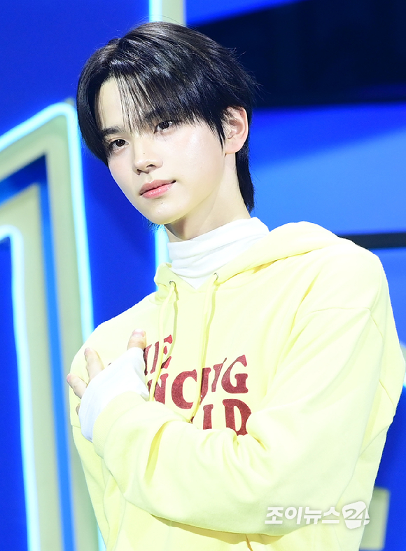 그룹 투어스 신유가 13일 오후 서울 광진구 예스24라이브홀에서 열린 투어스(TWS) 네 번째 미니앨범 'play hard' 발매 쇼케이스에 참석하고 있다. [사진=정소희 기자]