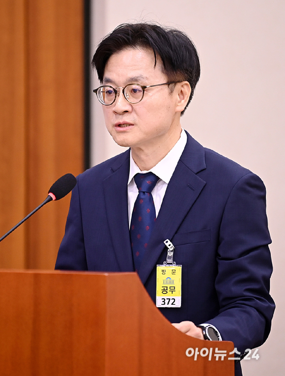 김정관 산업통상자원부 장관 후보자가 17일 오전 서울 여의도 국회 산업통상자원중소벤처기업 위원회 전체회의에서 열린 인사청문회에서 모두발언을 하고 있다. [사진=곽영래 기자]