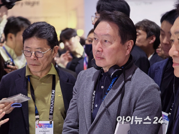 8일 오전(현지시각) 최태원 SK그룹 회장이 미국 라스베이거스 컨벤션센터 센트럴홀에 위치한 삼성전자 CES 전시관에 방문해 섹션을 둘러보고 있다. [사진=안세준 기자]