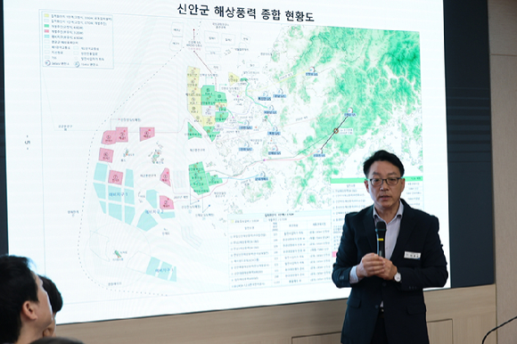 지난 10일 이정수 신안군 신재생에너지국장이 인터뷰를 진행하고 있다. [사진=한국풍력산업협회]