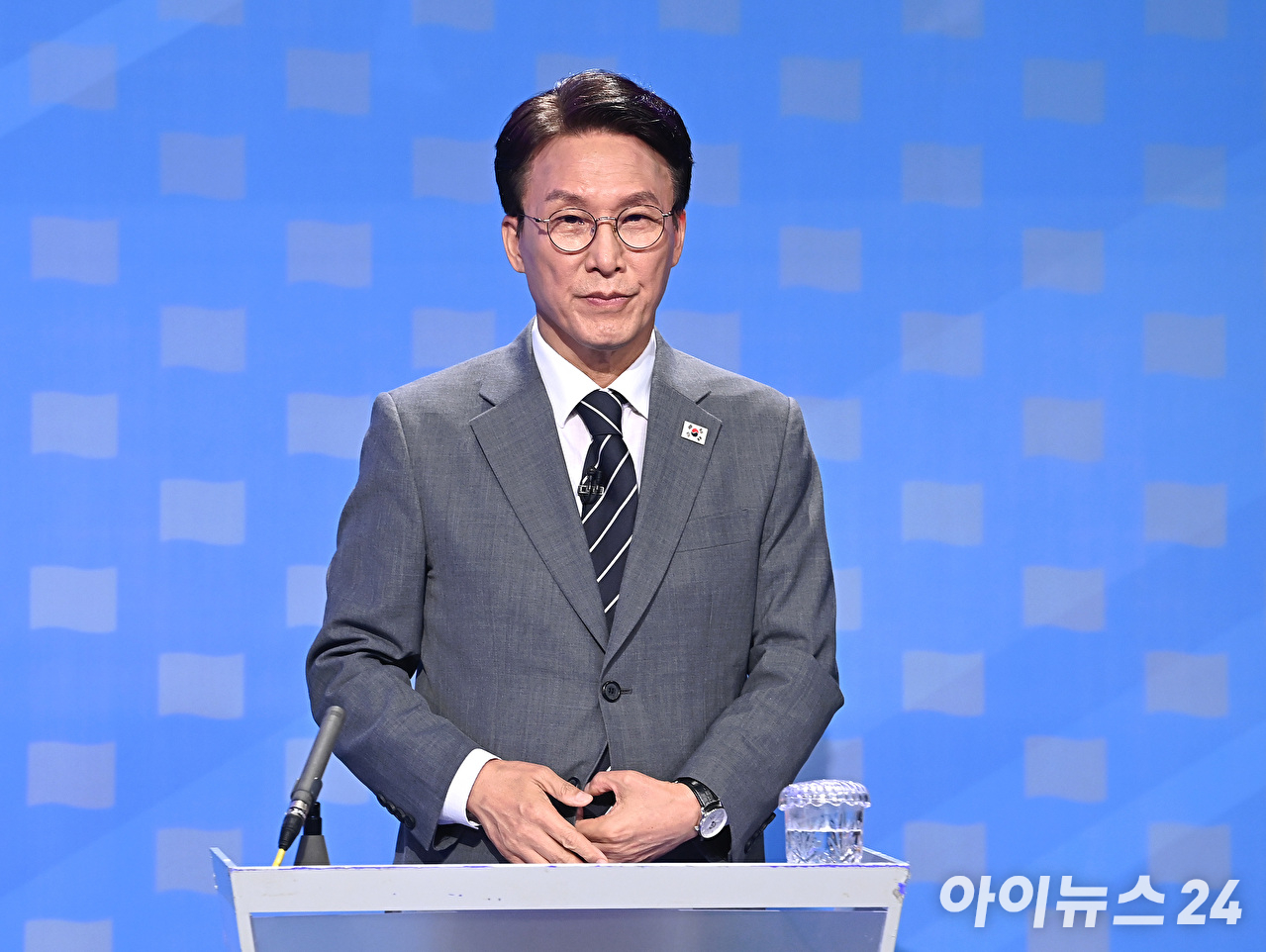 정청래(왼쪽부터)&middot;송영길&middot;김민석 더불어민주당 당대표 후보가 12일 서울 목동 SBS에서 열린 당대표 후보자 토론회에 앞서 기념촬영을 하고 있다. [사진=곽영래 기자]