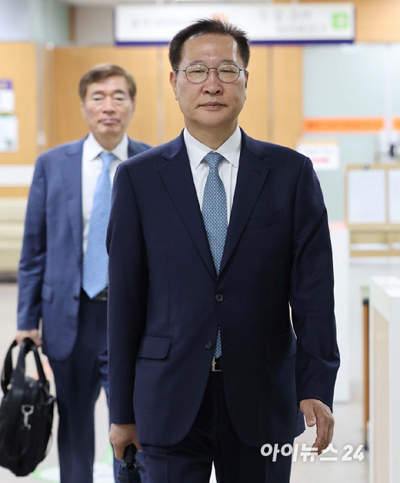 박성재 전 법무부 장관이 20일 서울 서초구 서울중앙지법에서 열린 내란중요임무종사자 등 계엄 가담 의혹 공판에 출석하고 있다. 2026.4.20 [사진=사진공동취재단]